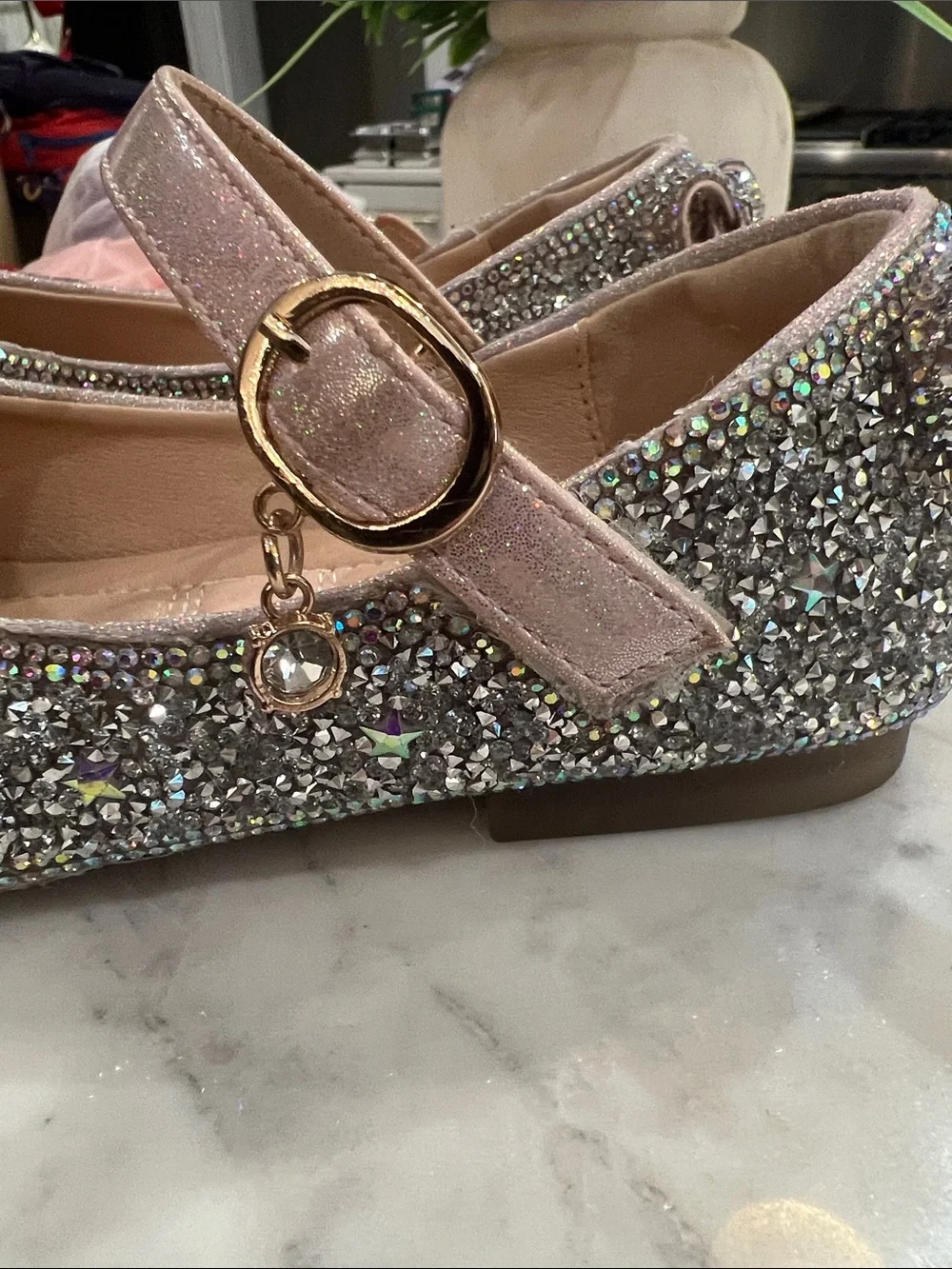 Doe a Dear Girls' Silver Glitter Mary Jane Shoes with Pink strap. Size 1.5/33